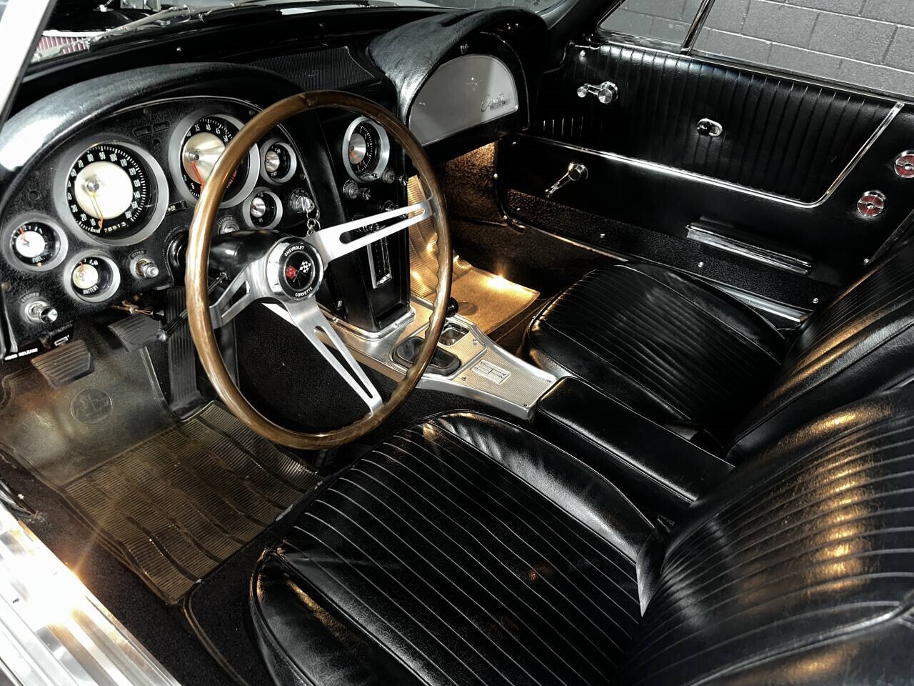 Chevrolet-Corvette-1963-Coupe-2