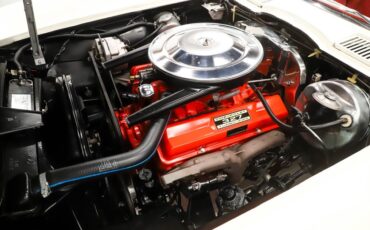 Chevrolet-Corvette-1963-Ermine-White-Red-10