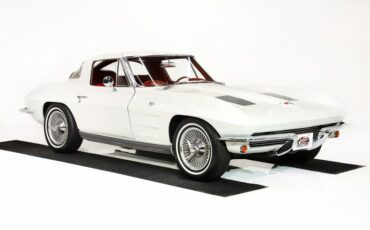 Chevrolet-Corvette-1963-Ermine-White-Red-11