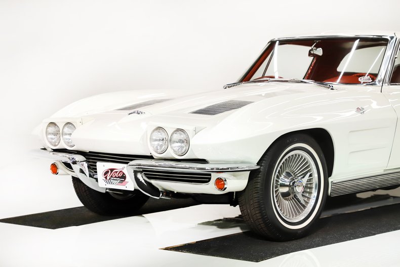 Chevrolet-Corvette-1963-Ermine-White-Red-15