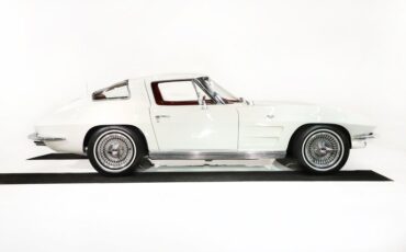 Chevrolet-Corvette-1963-Ermine-White-Red-19