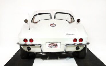 Chevrolet-Corvette-1963-Ermine-White-Red-2