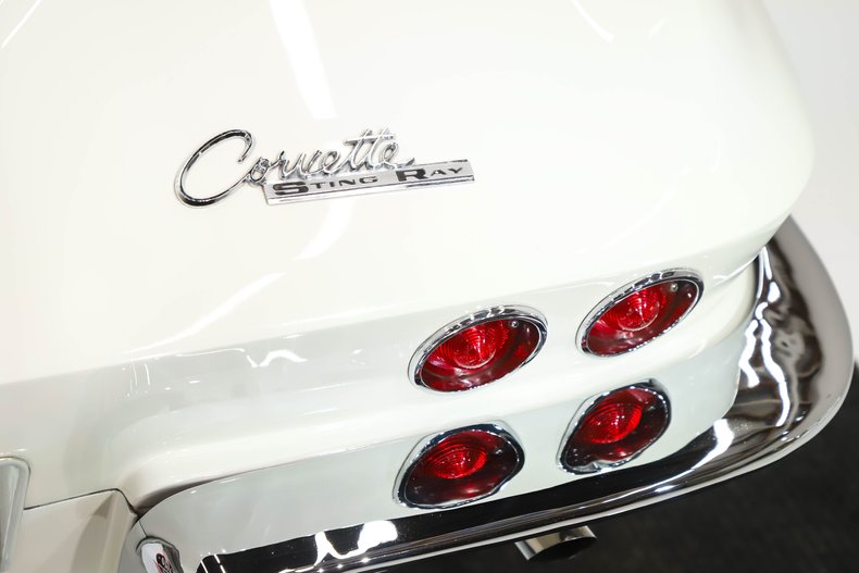 Chevrolet-Corvette-1963-Ermine-White-Red-22