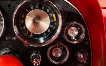 Chevrolet-Corvette-1963-Ermine-White-Red-24