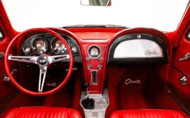 Chevrolet-Corvette-1963-Ermine-White-Red-26