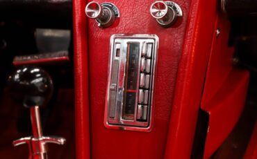 Chevrolet-Corvette-1963-Ermine-White-Red-27