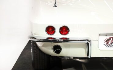 Chevrolet-Corvette-1963-Ermine-White-Red-28