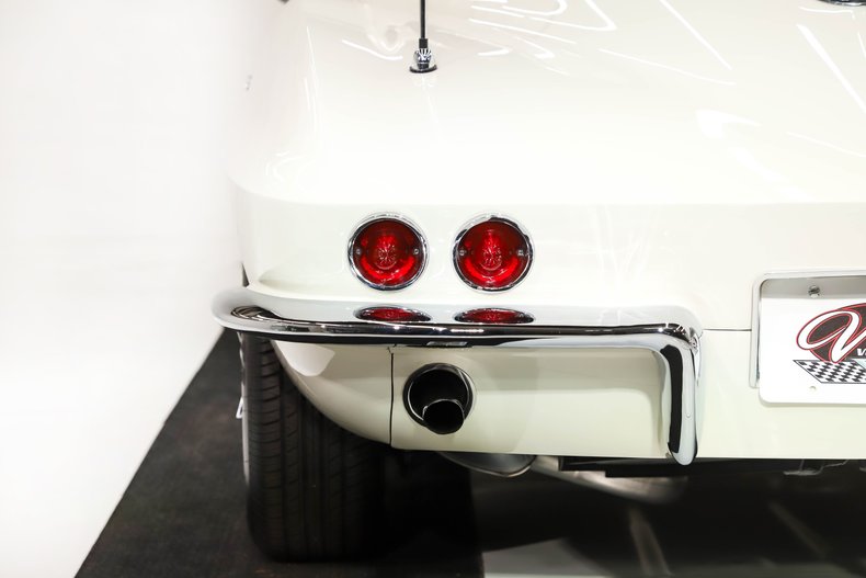 Chevrolet-Corvette-1963-Ermine-White-Red-28