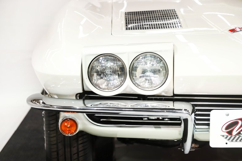 Chevrolet-Corvette-1963-Ermine-White-Red-29