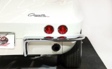 Chevrolet-Corvette-1963-Ermine-White-Red-3