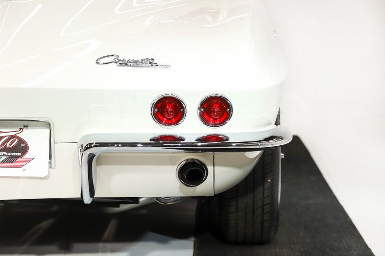 Chevrolet-Corvette-1963-Ermine-White-Red-3