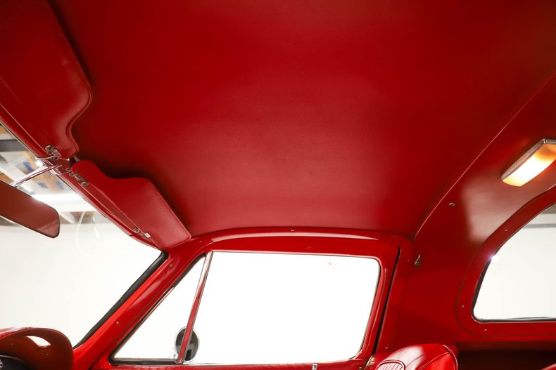 Chevrolet-Corvette-1963-Ermine-White-Red-31