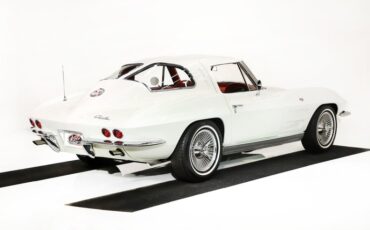 Chevrolet-Corvette-1963-Ermine-White-Red-33