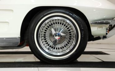 Chevrolet-Corvette-1963-Ermine-White-Red-36