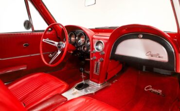 Chevrolet-Corvette-1963-Ermine-White-Red-37