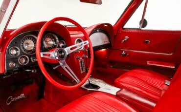 Chevrolet-Corvette-1963-Ermine-White-Red