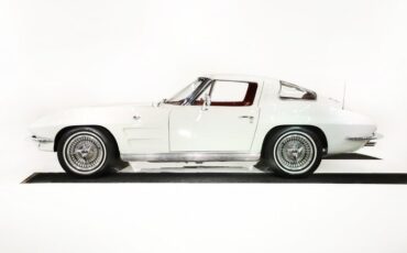 Chevrolet-Corvette-1963-Ermine-White-Red-39