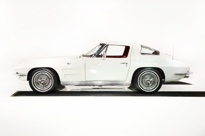 Chevrolet-Corvette-1963-Ermine-White-Red-39