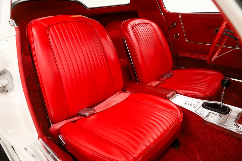 Chevrolet-Corvette-1963-Ermine-White-Red-40