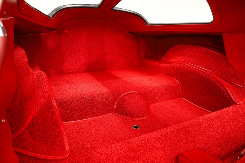 Chevrolet-Corvette-1963-Ermine-White-Red-41