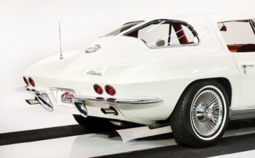 Chevrolet-Corvette-1963-Ermine-White-Red-42