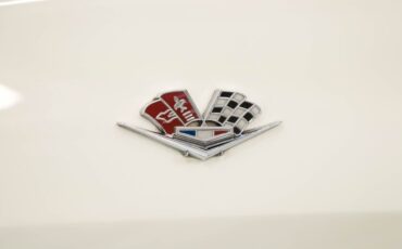 Chevrolet-Corvette-1963-Ermine-White-Red-46