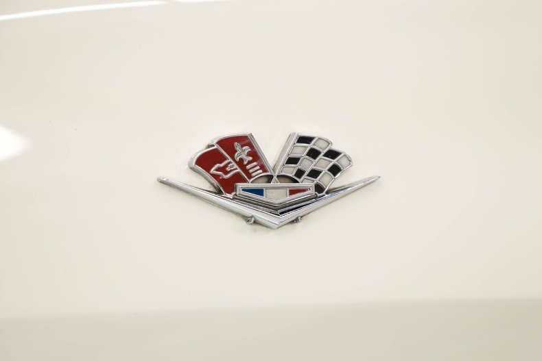 Chevrolet-Corvette-1963-Ermine-White-Red-46