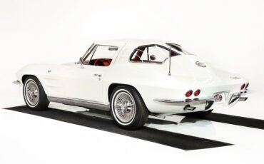 Chevrolet-Corvette-1963-Ermine-White-Red-47