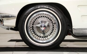Chevrolet-Corvette-1963-Ermine-White-Red-48