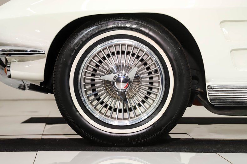 Chevrolet-Corvette-1963-Ermine-White-Red-48