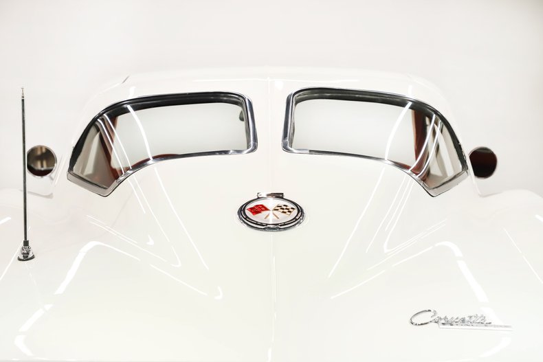 Chevrolet-Corvette-1963-Ermine-White-Red-49