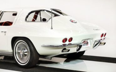 Chevrolet-Corvette-1963-Ermine-White-Red-5