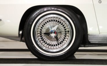 Chevrolet-Corvette-1963-Ermine-White-Red-6