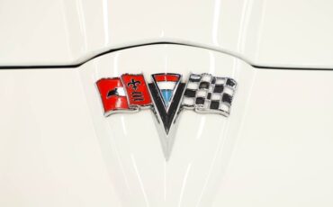 Chevrolet-Corvette-1963-Ermine-White-Red-7