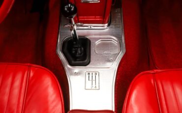 Chevrolet-Corvette-1963-Ermine-White-Red-9