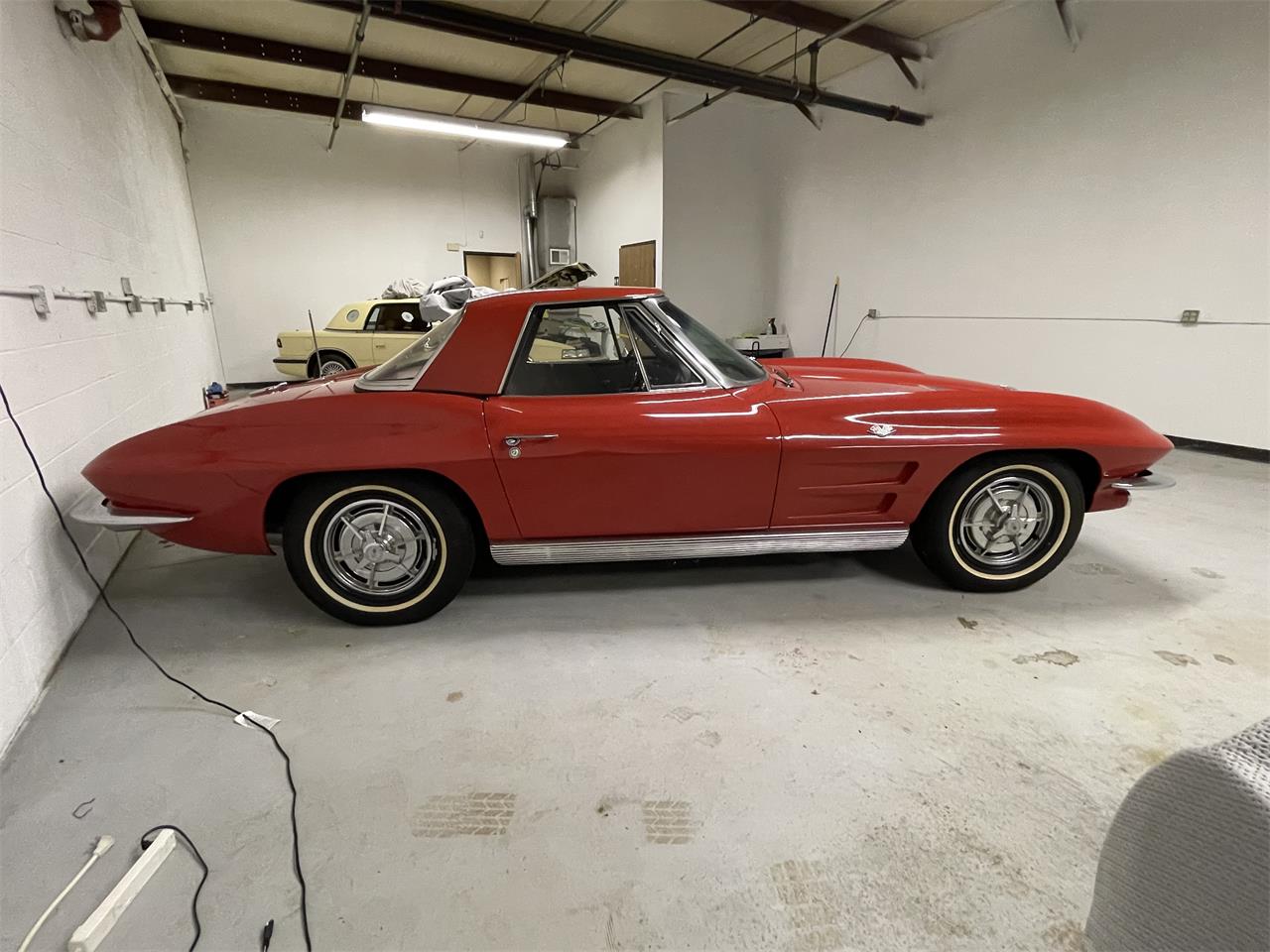 Chevrolet-Corvette-1963-Red-wWhite-Soft-Top-Black-11