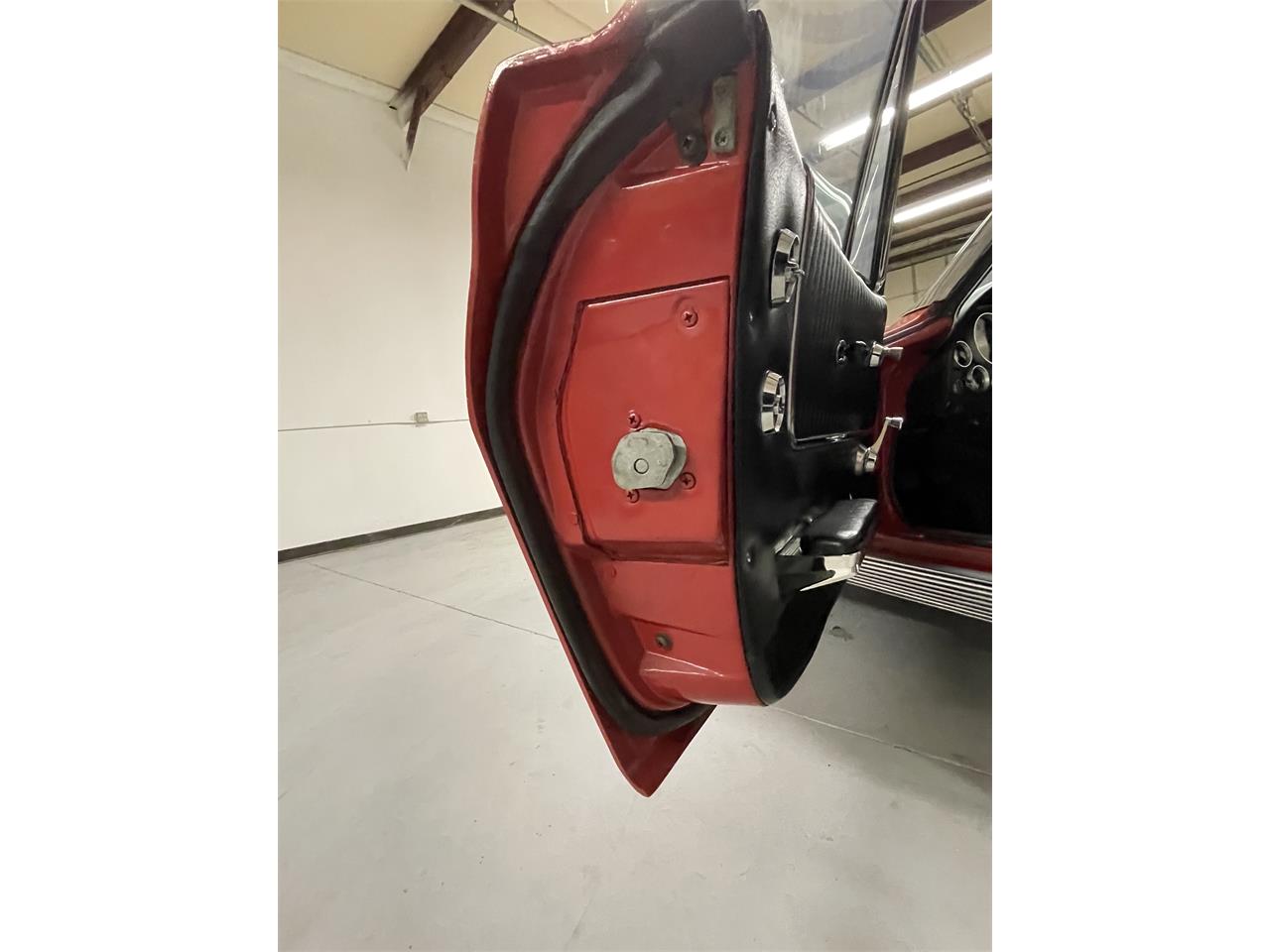 Chevrolet-Corvette-1963-Red-wWhite-Soft-Top-Black-31