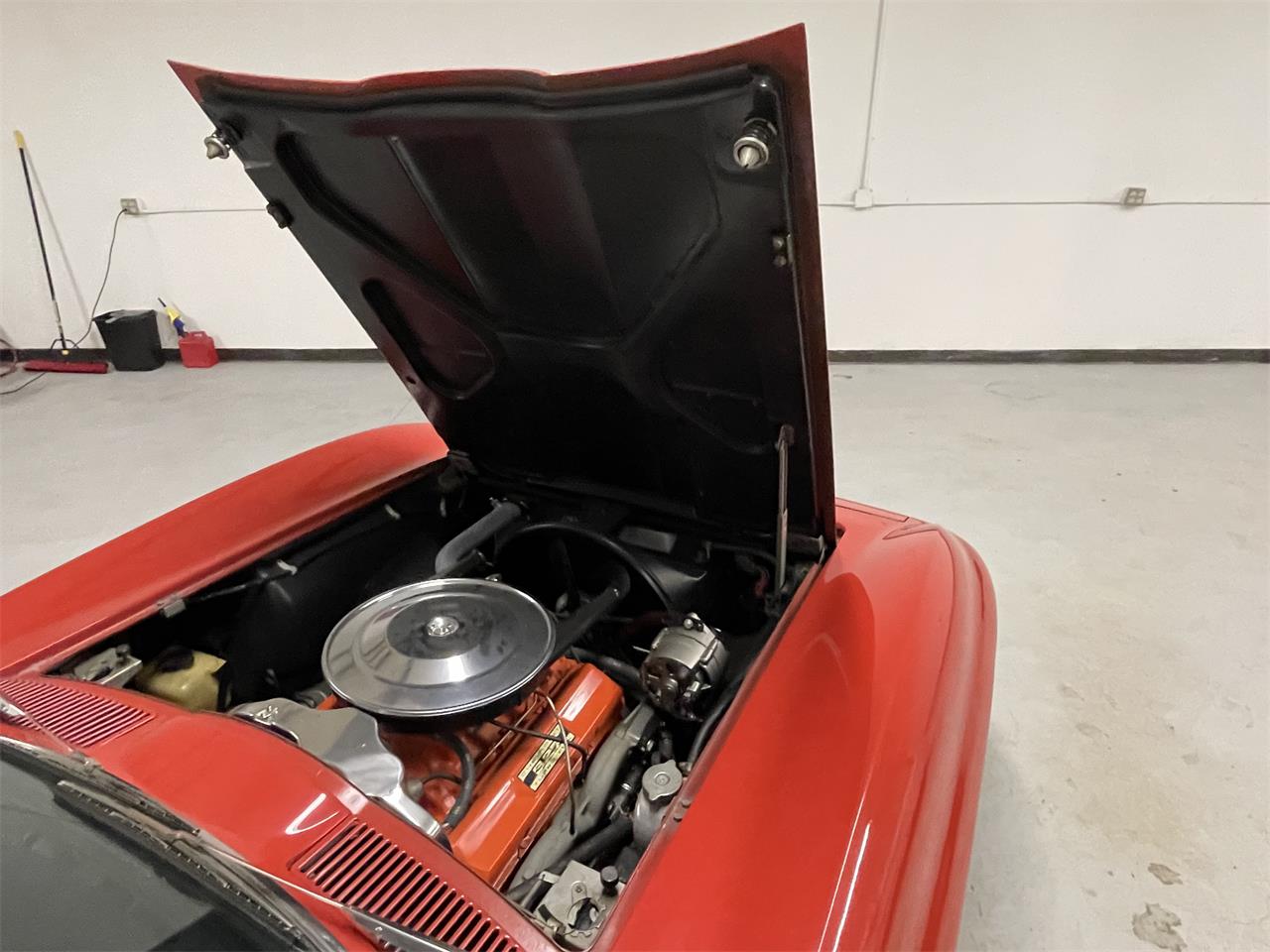 Chevrolet-Corvette-1963-Red-wWhite-Soft-Top-Black-33