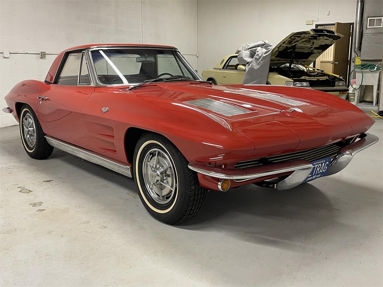 Chevrolet-Corvette-1963-Red-wWhite-Soft-Top-Black-37
