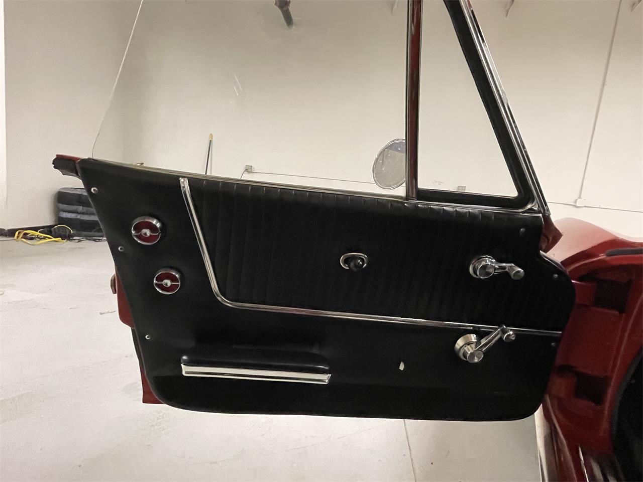 Chevrolet-Corvette-1963-Red-wWhite-Soft-Top-Black-9