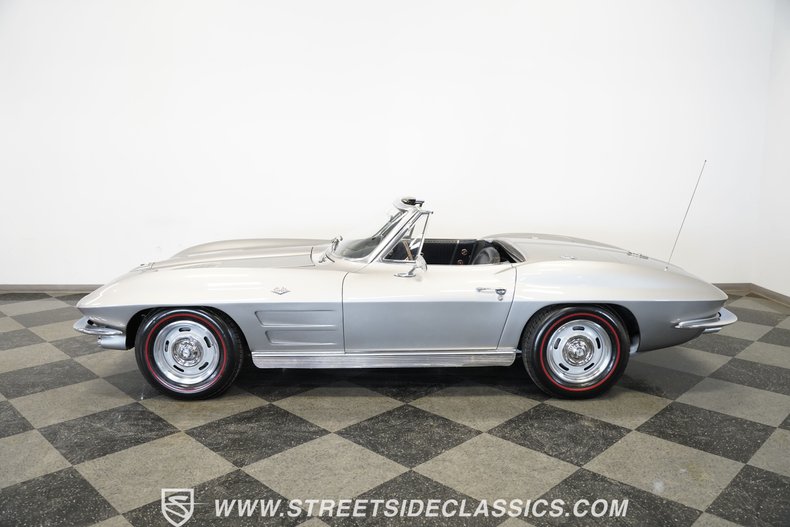 Chevrolet-Corvette-1963-Sebring-Silver-Dark-Blue-1