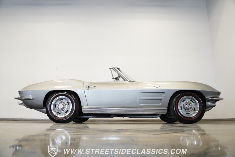 Chevrolet-Corvette-1963-Sebring-Silver-Dark-Blue-10