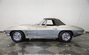 Chevrolet-Corvette-1963-Sebring-Silver-Dark-Blue-2