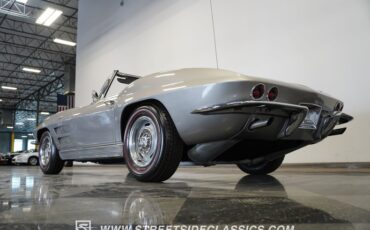 Chevrolet-Corvette-1963-Sebring-Silver-Dark-Blue-3