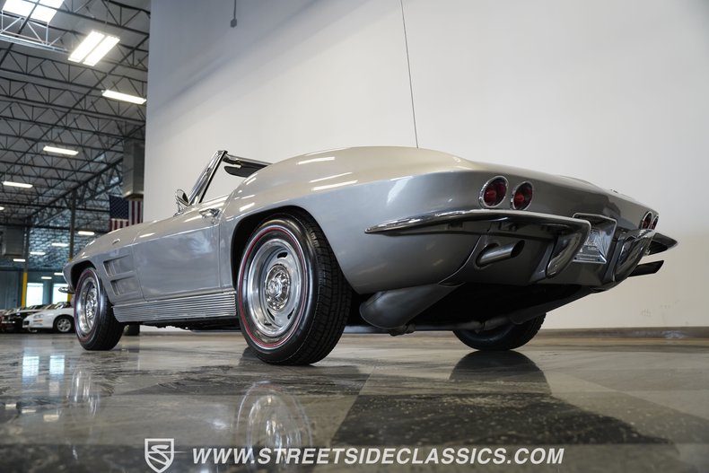 Chevrolet-Corvette-1963-Sebring-Silver-Dark-Blue-3
