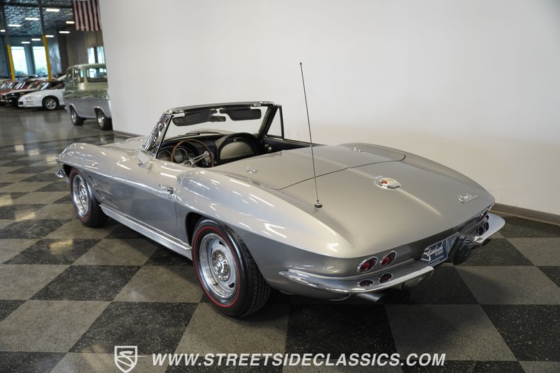 Chevrolet-Corvette-1963-Sebring-Silver-Dark-Blue-5