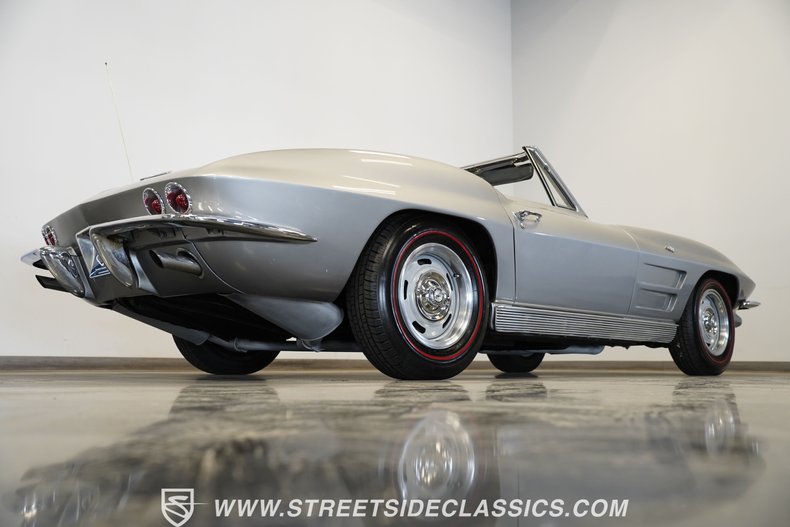 Chevrolet-Corvette-1963-Sebring-Silver-Dark-Blue-7