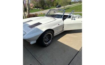 Chevrolet-Corvette-1963-White-Black-2