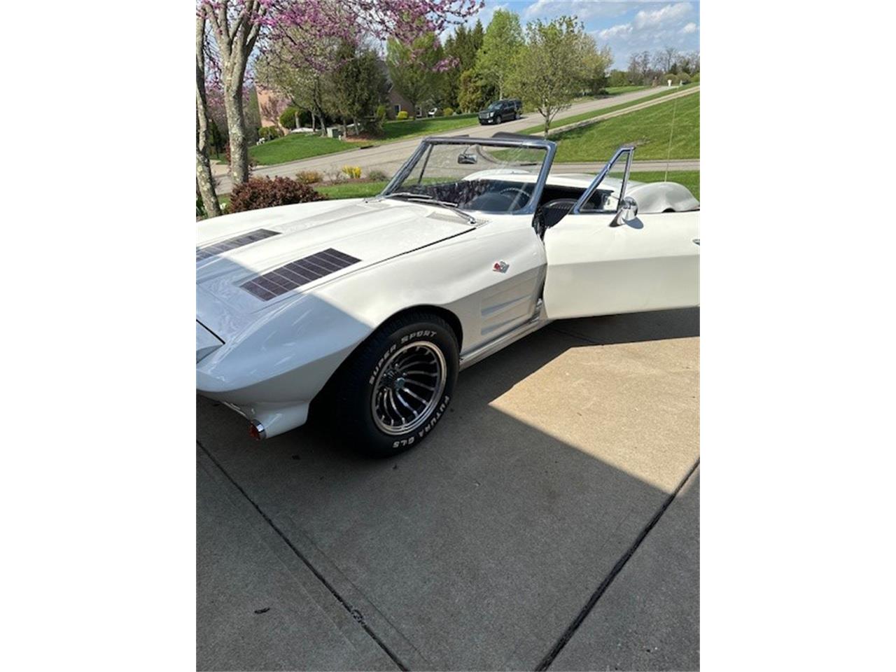 Chevrolet-Corvette-1963-White-Black-2