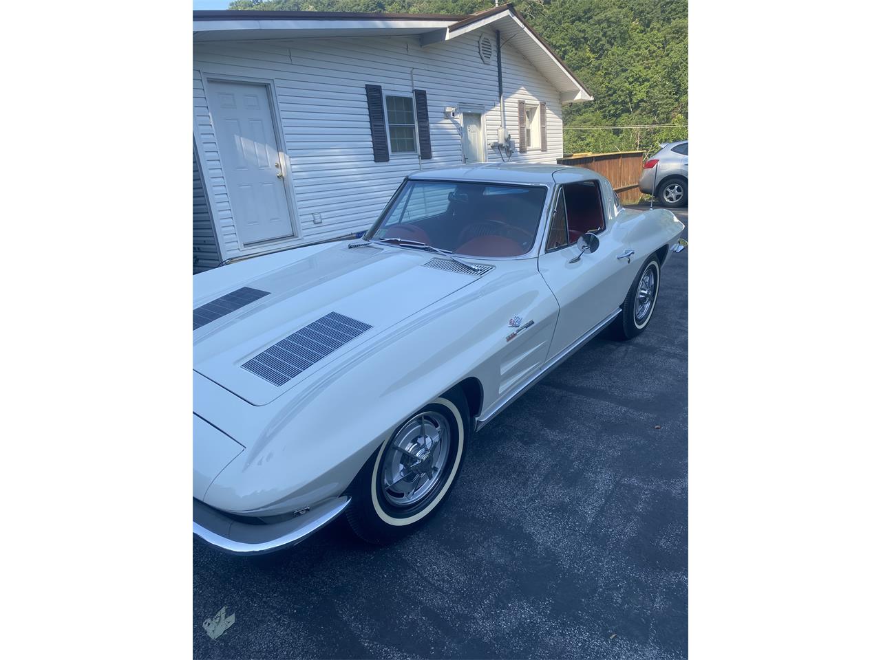 Chevrolet-Corvette-1963-White-Red-1